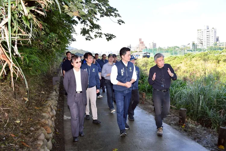 蔣萬安視察水治理工程。北市府提供