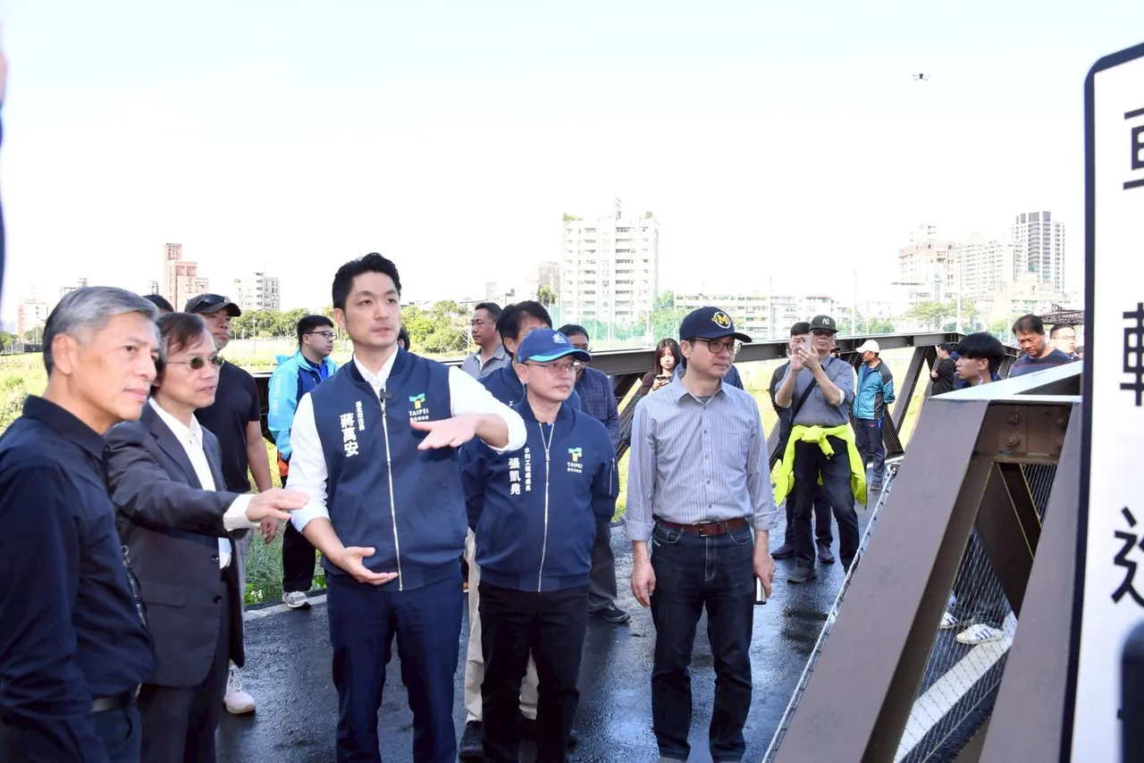 蔣萬安視察景美溪及指南溪匯流口護岸再造工程，回應就職3週年政績與交通改善進度。北市府提供