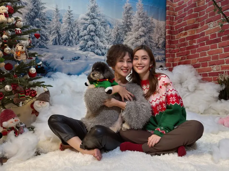 王宇婕（右）與媽媽蕭瑤合照很溫馨。翻攝自王宇婕臉書