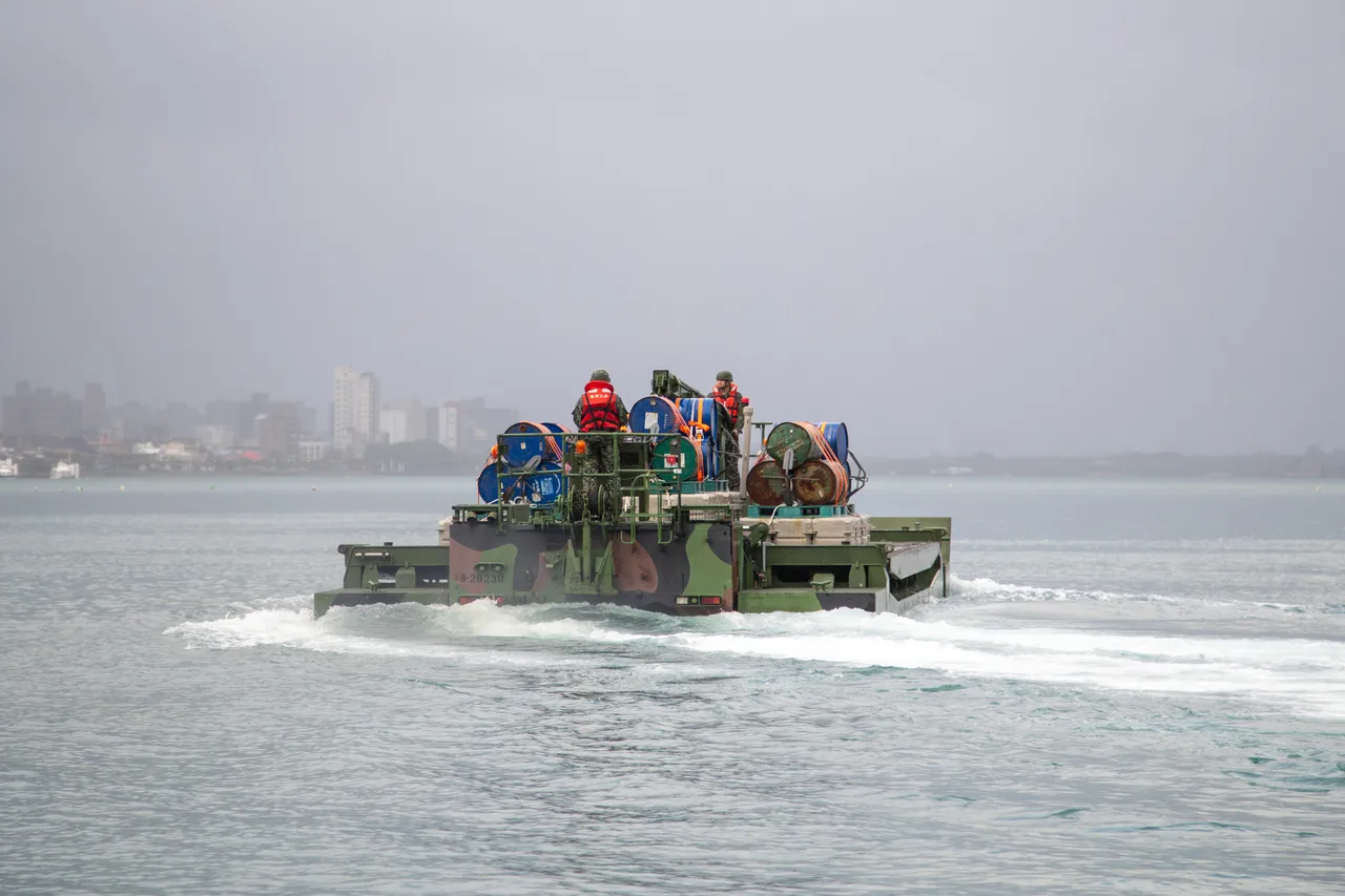 工兵部队运用M3浮门桥车与侦察突击舟等装备，河道要点配置阻绝油桶。国防部提供
