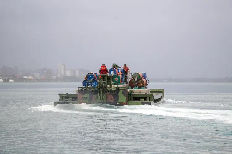 工兵部隊運用M3浮門橋車與偵察突擊舟等裝備，河道要點配置阻絕油桶。國防部提供