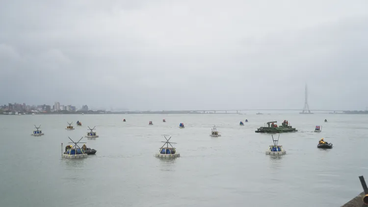淡水河道滿布工兵部隊放置的阻絕油桶。國防部提供