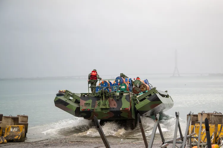 M3浮門橋車下水。國防部提供