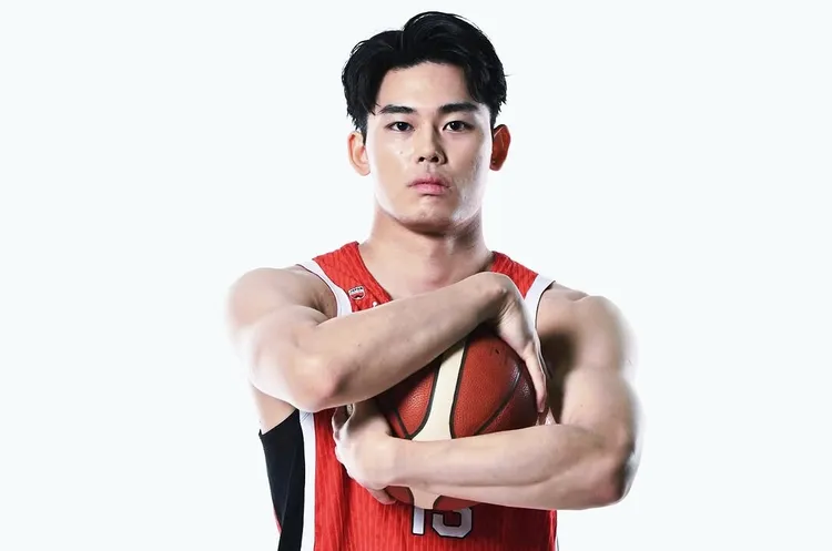 日本帅哥篮球员金近廉在世界杯资格赛后回到球队，但就发生了受伤事件必须休息6周。翻摄自千叶喷射机网站