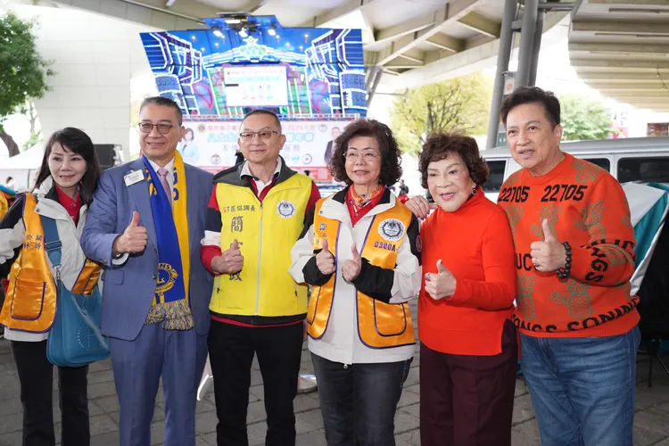 李朝永（右起）、周遊、總監顏洋洋、協調長簡宏政、徐國勇、林詩涵一起合影。彭欣偉攝