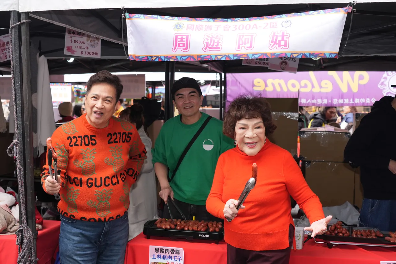 阿姑（右）化身香肠女郎与丈夫李朝永、儿子张志群（中）卖香肠。彭欣伟摄