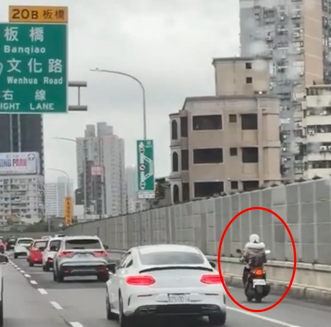 台64板桥段昨(28)天下午有白牌机车误闯，辖区警方将调阅画面开罚，罚金3000元起跳。翻摄画面