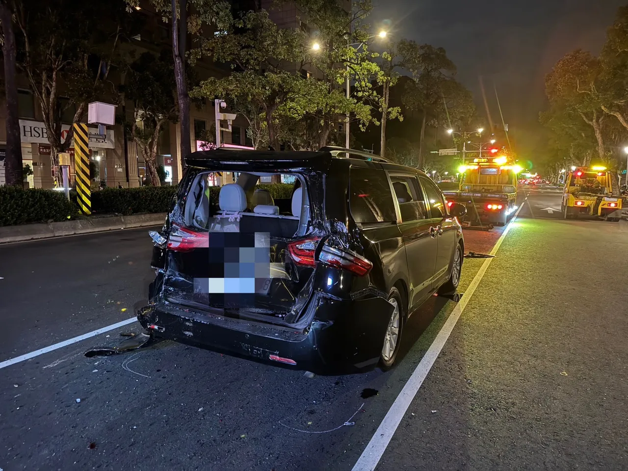 小客車車上3人送醫。翻攝畫面