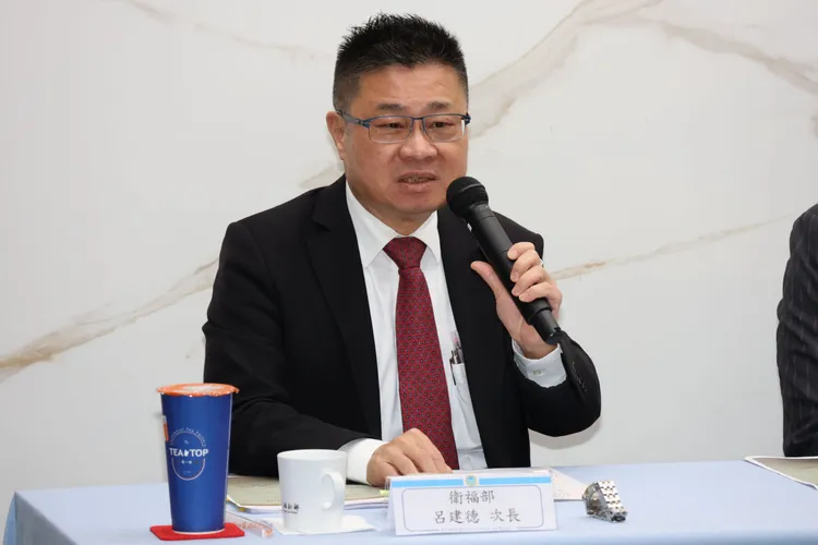 卫福部次长吕建德。资照，庄宗达摄