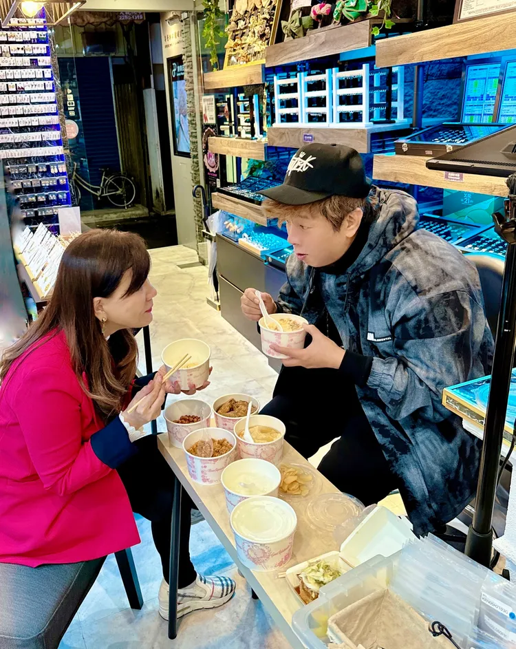 曹西平到台中開分店，龍千玉層前往探望，兩人一起在店內吃便當。翻攝曹西平臉書