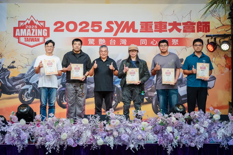 SYM於活動中舉行老車主感謝儀式，邀請車齡較長的重車車主上台致意。業者提供