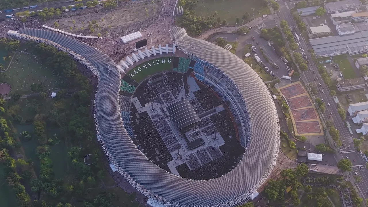 TWICE释出高雄演唱会的空拍记录影片。翻摄自TWICE YT