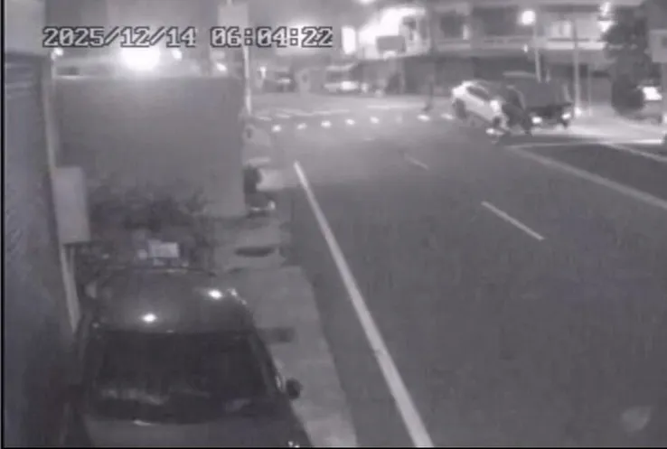 小客車不明原因偏離車道撞到對向小貨車。翻攝畫面