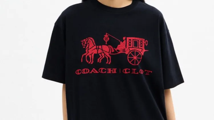 COACH經典「馬車標誌」也迎來中式細節翻玩，包括車窗、馬伕通通變身中式風格。品牌提供