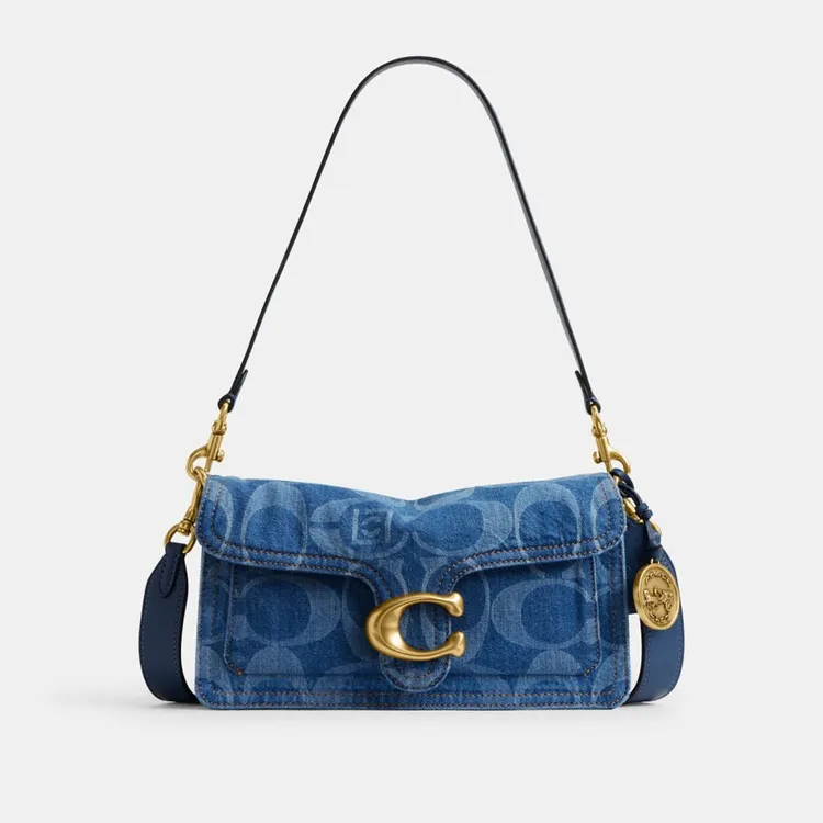 COACH X CLOT TABBY 26經典SIGNATURE丹寧單肩手袋，1萬8800元。品牌提供