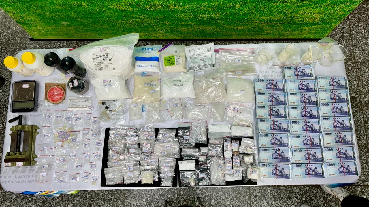 現場查獲海洛因、安非他命、現金220萬元，並查扣二氧化矽、苯甲酸鈉等化學藥品及壓模器、雙獅牌印章等製毒器具。翻攝畫面