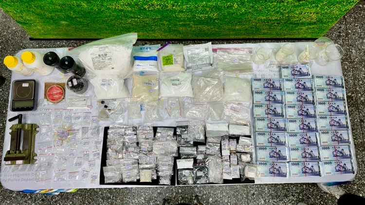 現場查獲海洛因、安非他命、現金220萬元，並查扣二氧化矽、苯甲酸鈉等化學藥品及壓模器、雙獅牌印章等製毒器具。翻攝畫面