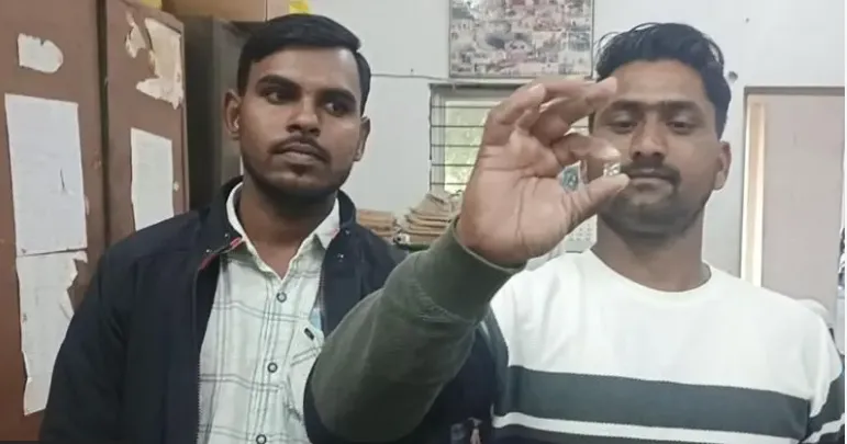 穆罕默德和卡提克发现的巨钻约有拇指指尖大小。翻摄英国广播公司网站