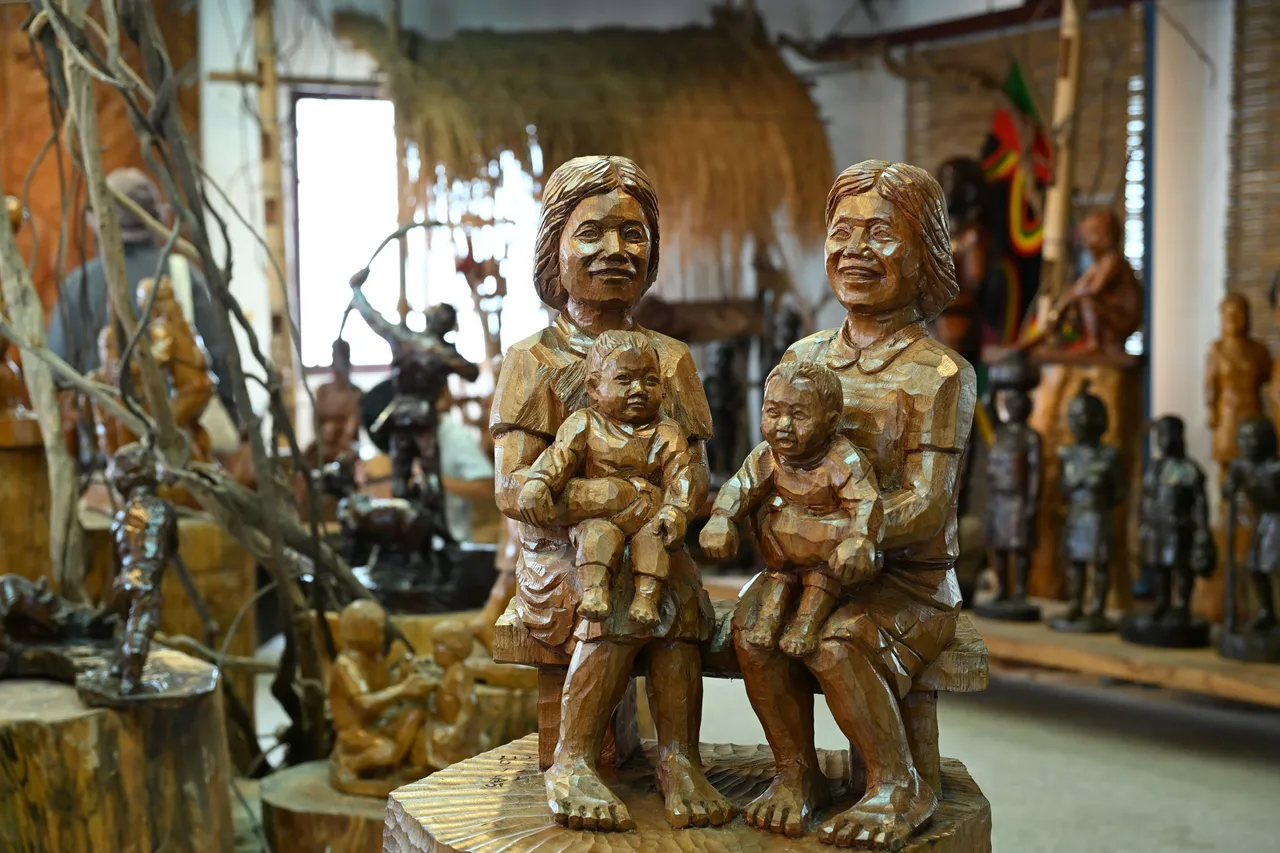 Haku哈古的立体雕刻更具现代性的特征，跳脱过往原住民艺术对于传统图案或符号的复制使用，加入了更多个人纯朴但丰富的情感。文化部提供