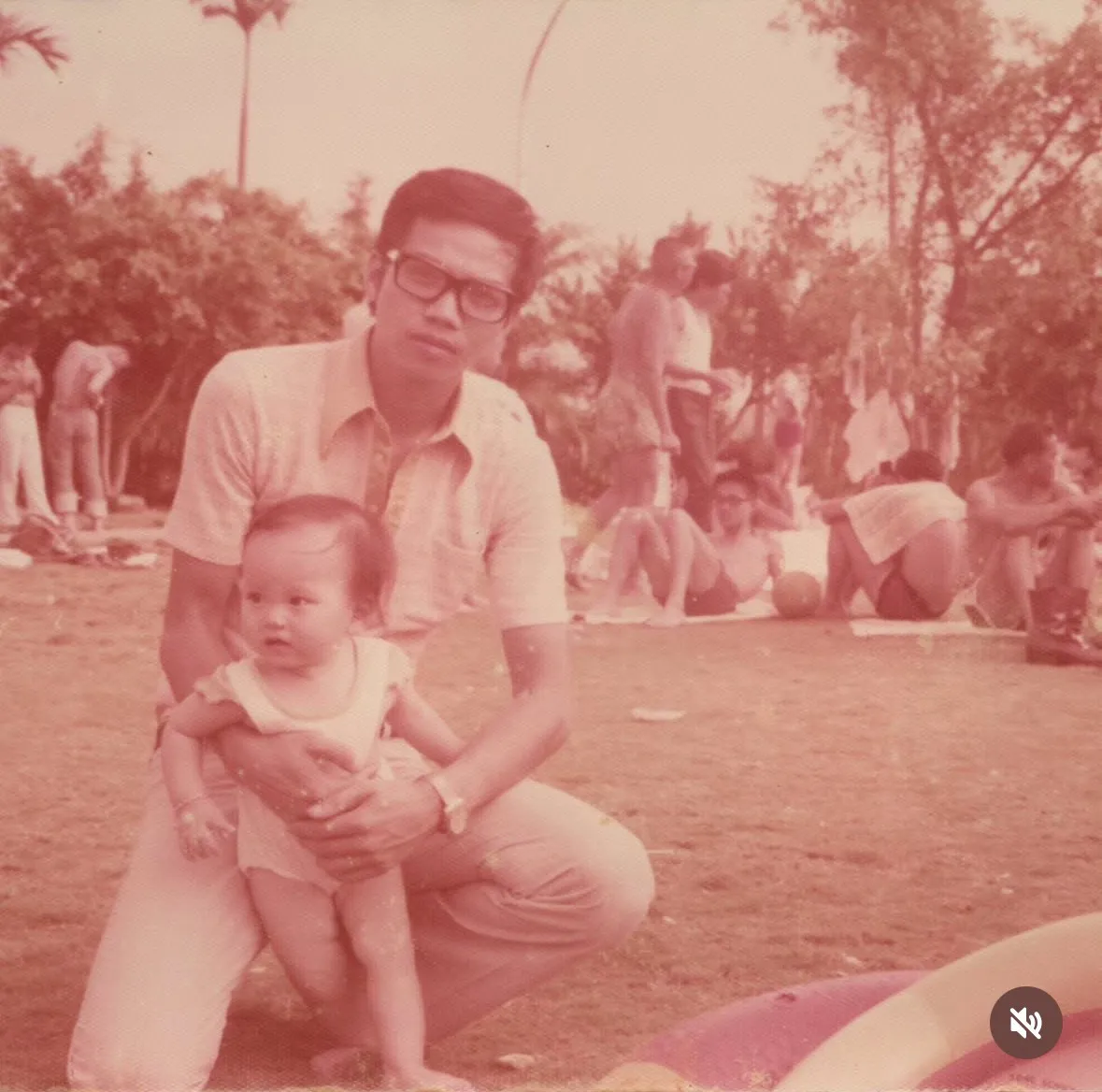 简沛恩儿时与爸爸合照，这也是她唯一一张拥有的父女照片。翻摄自简沛恩IG