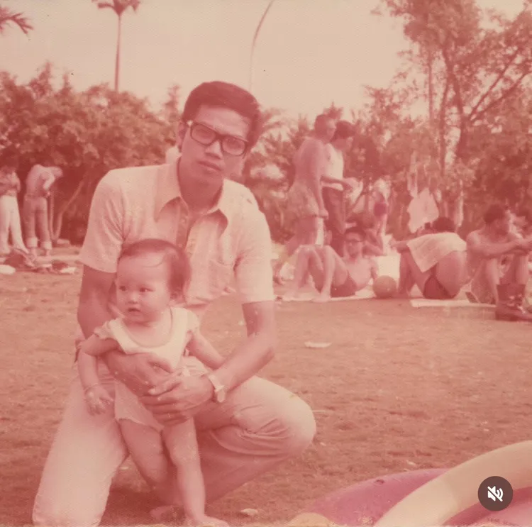 簡沛恩兒時與爸爸合照，這也是她唯一一張擁有的父女照片。翻攝自簡沛恩IG