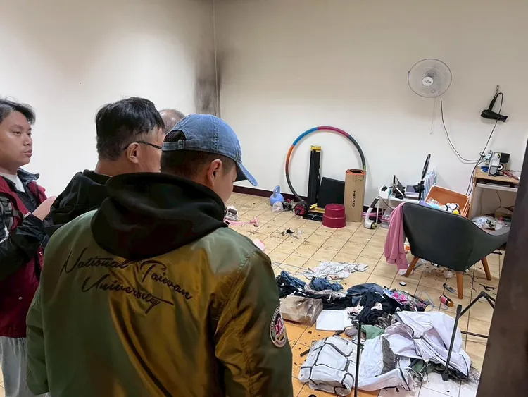 氣爆導致該屋內物品東倒西歪，牆壁出現焦黑。翻攝自李宇翔臉書