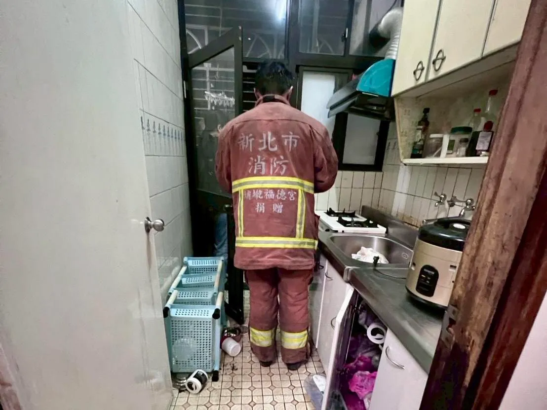 屋内倒一片！新北泰山民宅疑气爆玻璃喷溅　越籍男子烫伤急送医