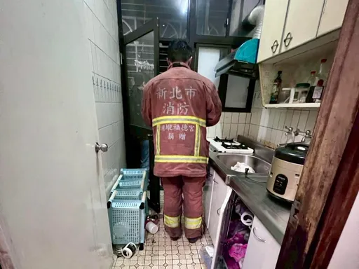 屋内倒一片！新北泰山民宅疑气爆玻璃喷溅　越籍男子烫伤急送医