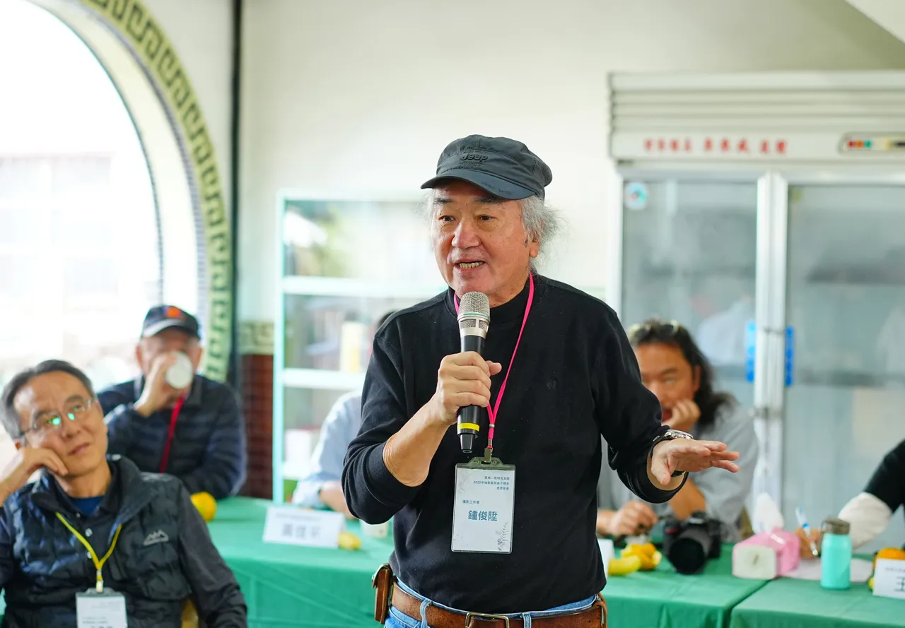 前人间杂志摄影记者钟俊升说，他在1987年来到后劲，到村里发现空气「臭摸摸」。地球公民基金会提供 傅志男摄