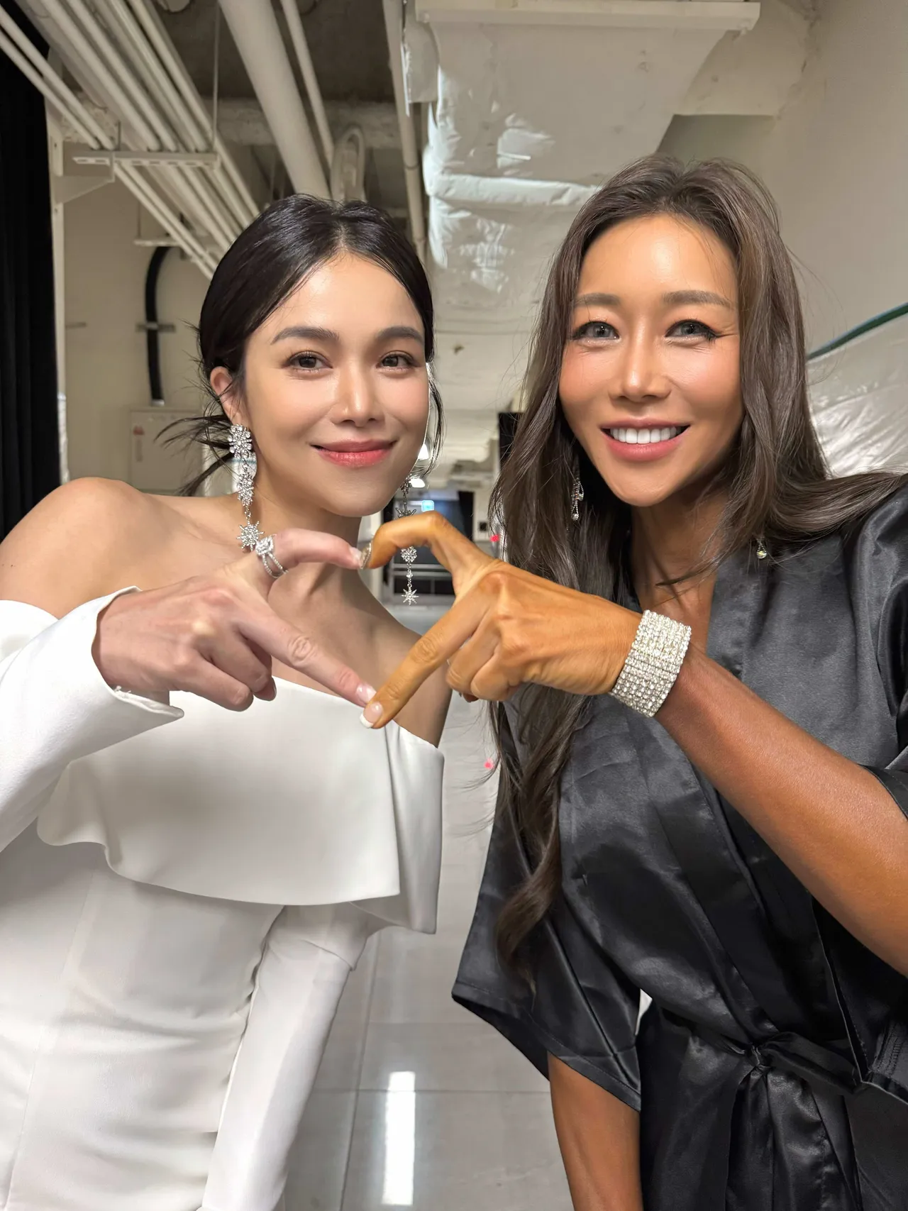 林芯仪（左）与韩职啦啦队裵垂铉。旺多福多媒体工作室提供