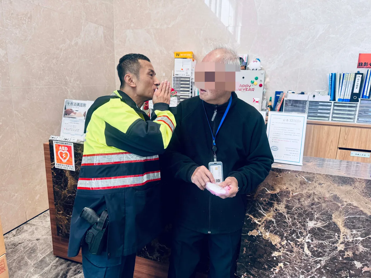 警員耐心和老翁溝通。中壢警分局提供