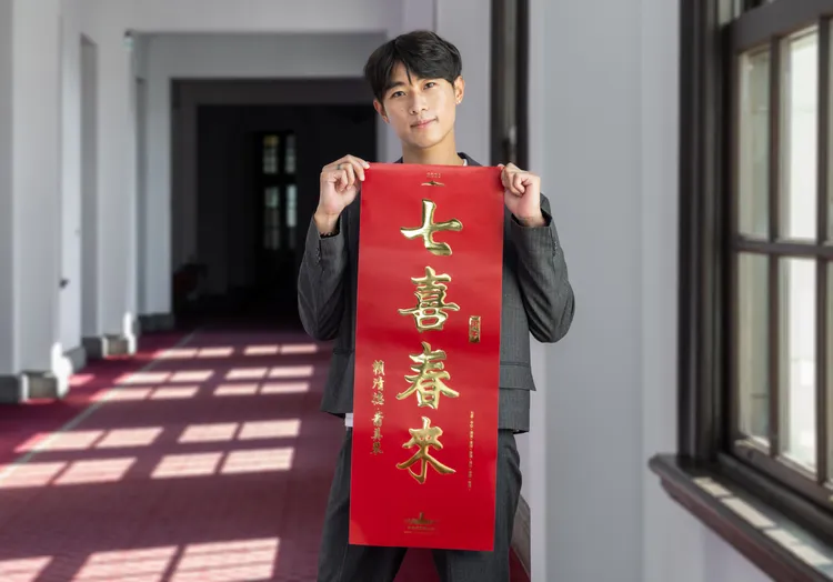 春聯及紅包袋將自115年1月31日（星期六）起至2月13日（星期五）止，配合總統府開放參觀活動發送給來府參觀民眾。總統府提供