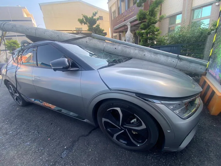 一旁分駐所員警趕忙出來查看，發現竟然是自己買不到3年的愛車，更是傻眼。民眾提供