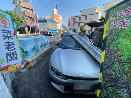 大货车扯派出所旁电线...电杆倒了砸坏车　员警惊呼「我的！」