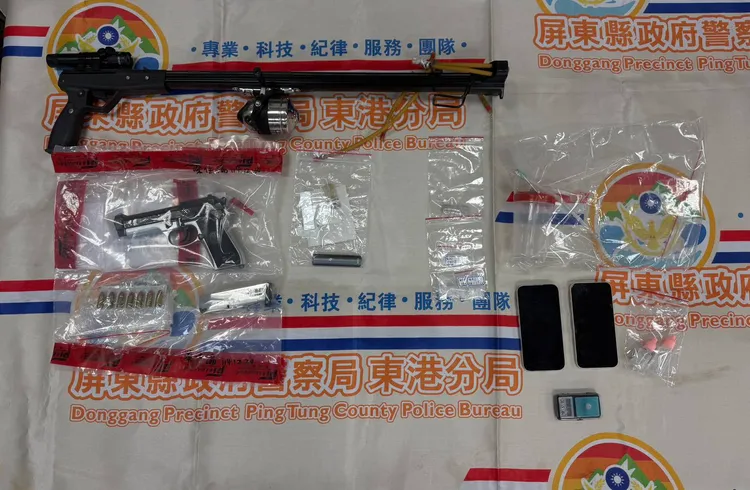 李嫌持有非法槍彈外並起獲毒品等贓證物。翻攝畫面