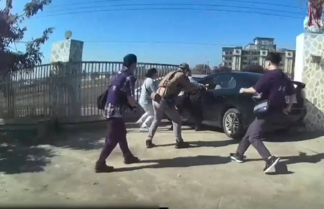 李嫌开车冲撞，警方开了40多枪。翻摄画面