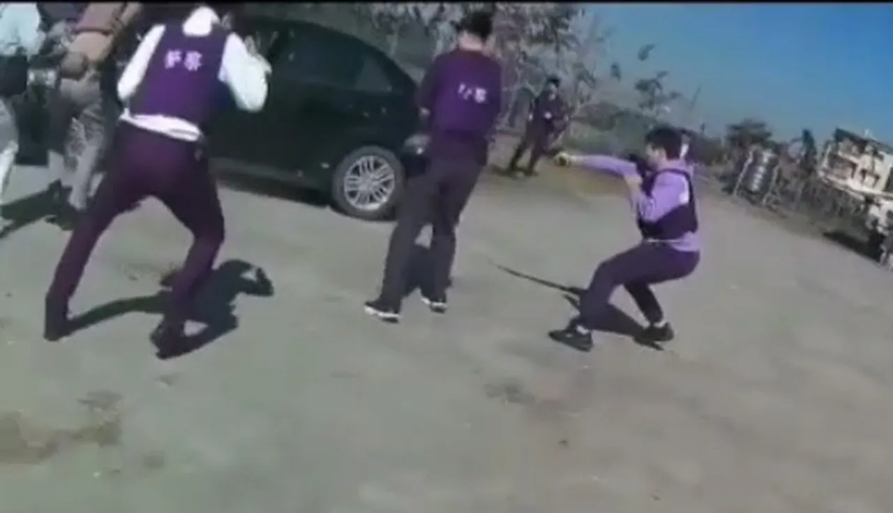 警方开了40多枪，打破车窗后逮捕李男。翻摄画面