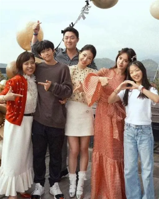 蔡依林除了饮食调配，最强大的后援莫过于蔡妈妈（左一）的爱心。翻摄网路