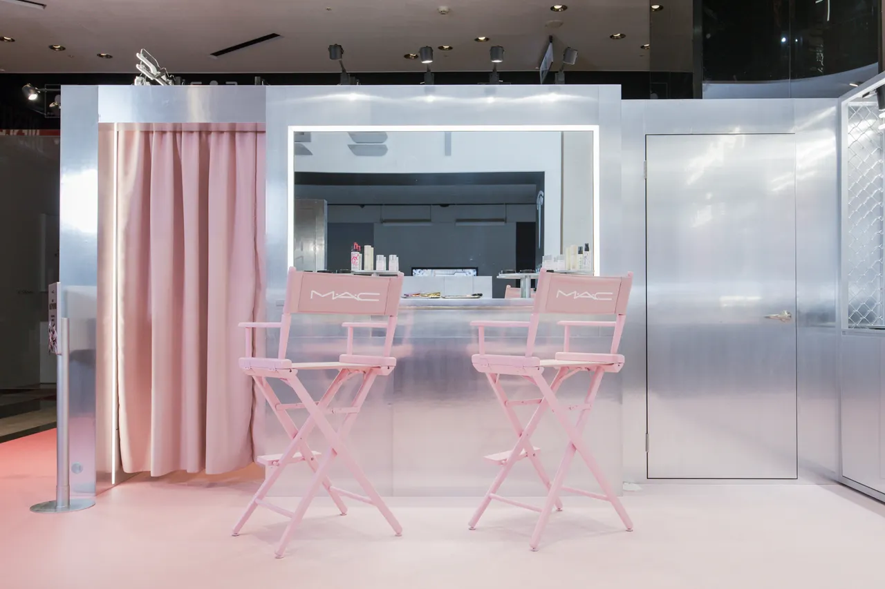 M.A.C轻亲云雾快闪店。品牌提供