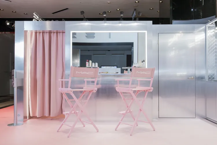 M.A.C輕親雲霧快閃店。品牌提供