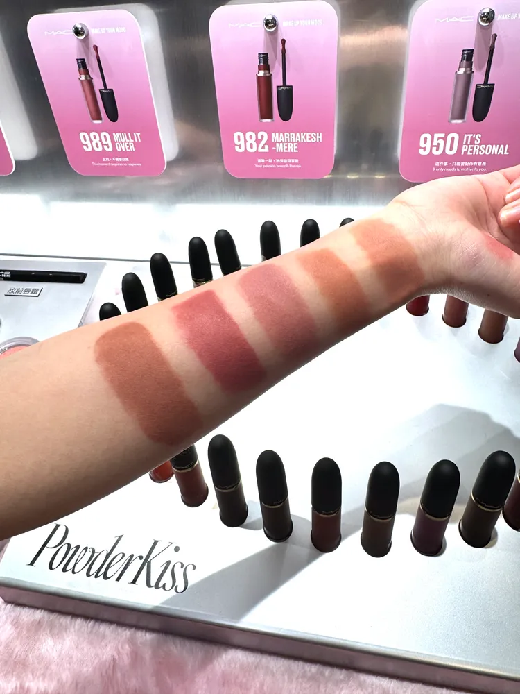 輕親雲霧唇頰慕斯主打色（右至左）#973、#952、#959、#997、#956。張家玲攝