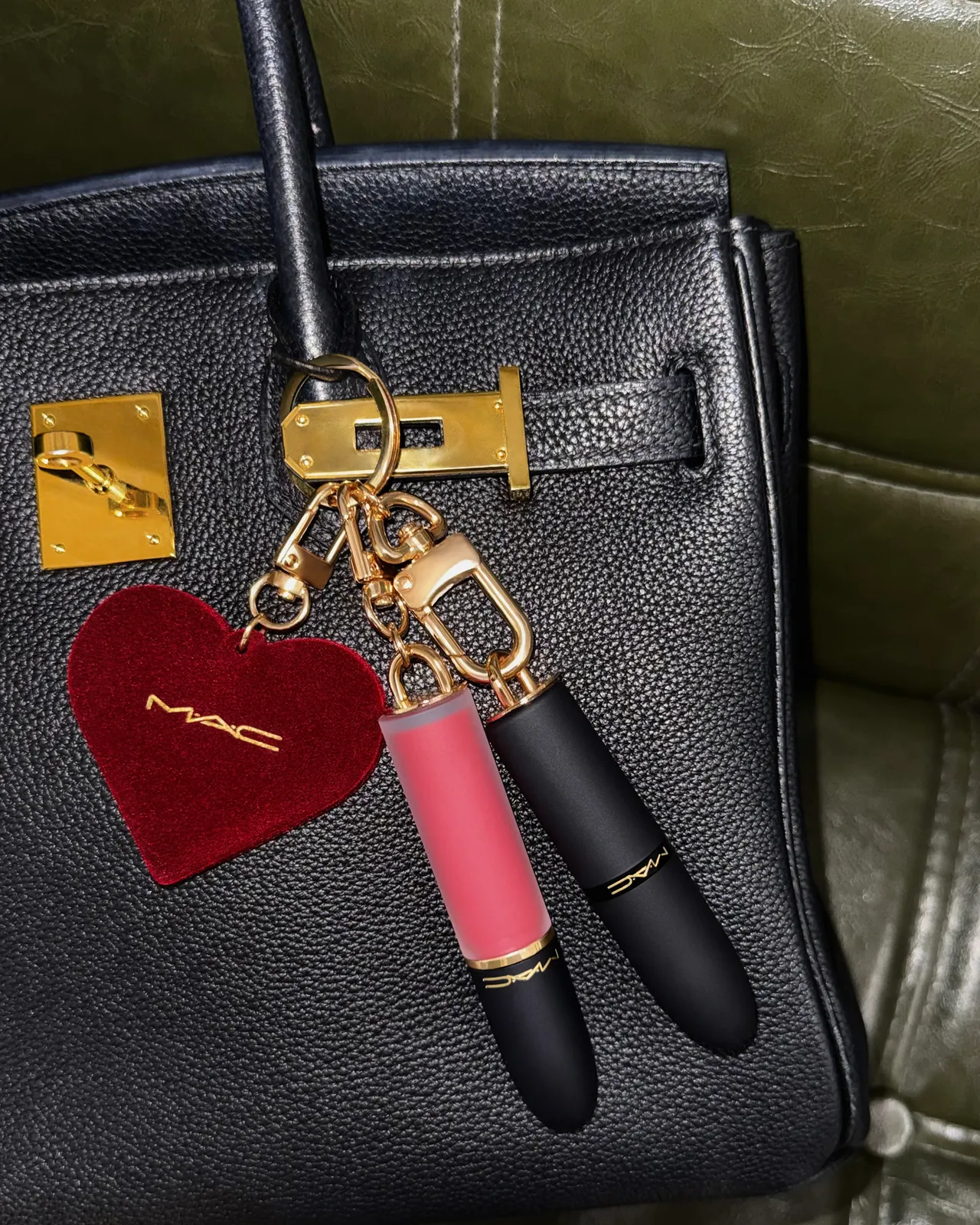 轻亲唇彩爱心镜吊饰。品牌提供