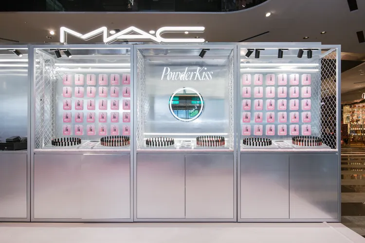 M.A.C輕親雲霧快閃店。品牌提供