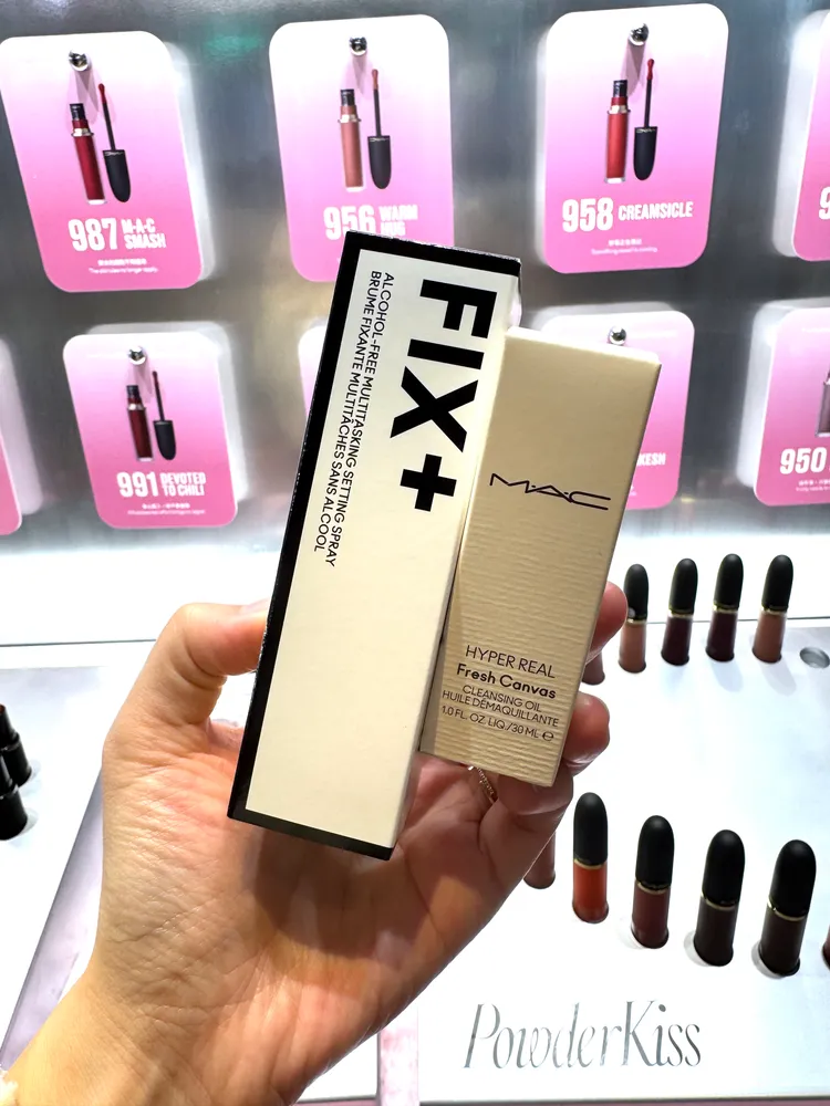 超奇肌花瓣淨妝油30ml+全能定妝噴霧30ml。張家玲攝