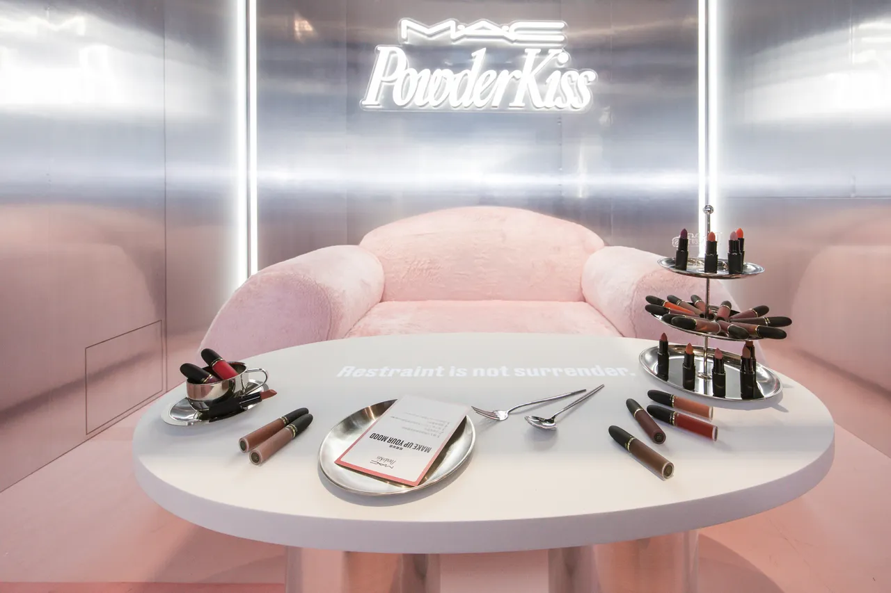 M.A.C轻亲心动拍贴。品牌提供