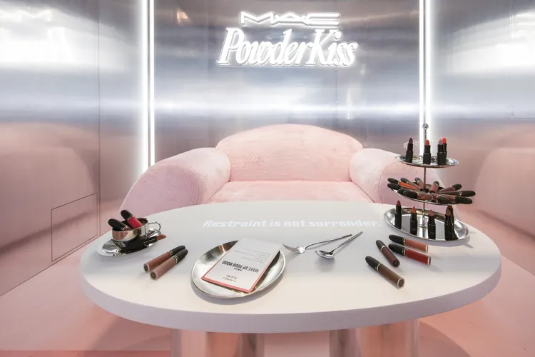 M.A.C輕親心動拍貼。品牌提供