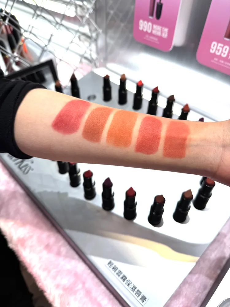 輕親雲霧保濕唇膏主打色（右至左）#316、#909、#314、#925、#926，各990元。張家玲攝