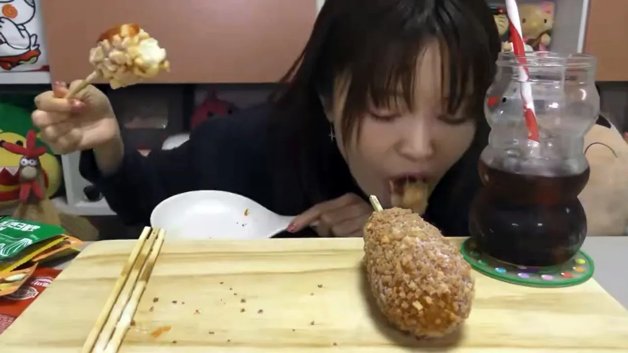 女大胃王0.5秒剪辑失误「吐掉食物曝光」　紧急宣布无限期停更