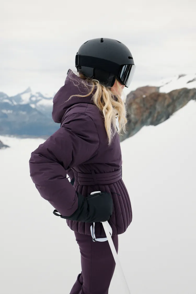 H&M Move滑雪系列色彩靈感源自阿爾卑斯風景與高山夜色。品牌提供