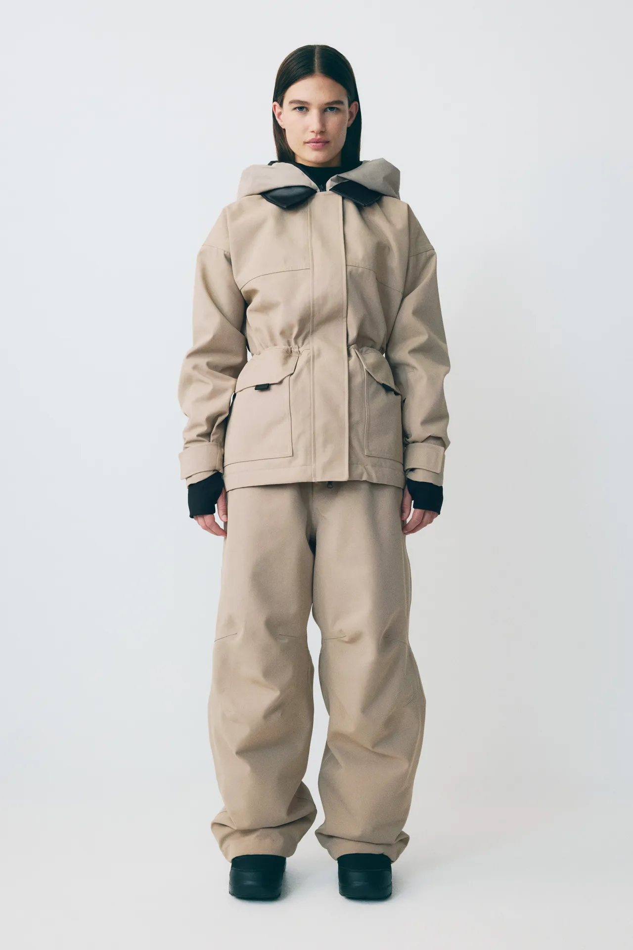 H&M Move推出灵感源自工装的滑雪套装，兼顾造型感与实用性。品牌提供